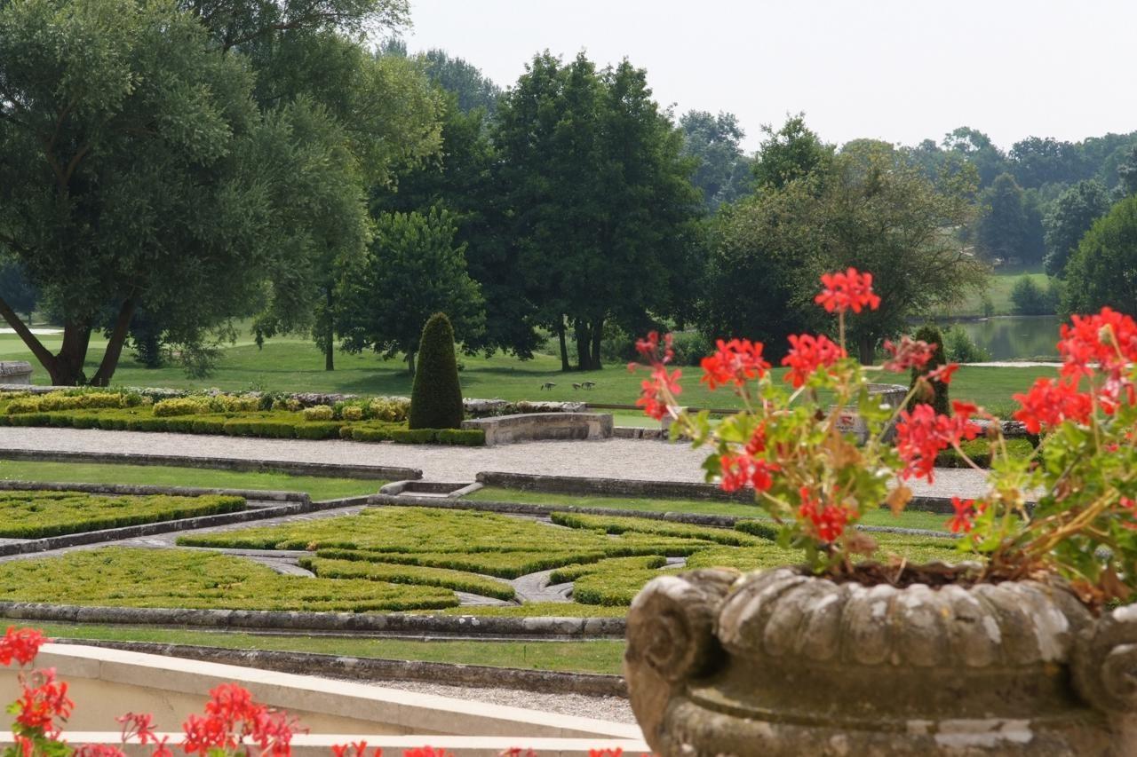 Chateau D'Augerville Golf & Spa Resort Dış mekan fotoğraf